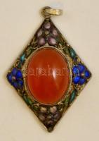 Zománcfestett ezüst foglalatba foglalt borostyán bross. 3,5 cm  + borostyán hatású karkötő