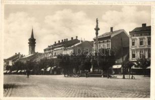 62 db régi magyar és külföldi városképes lap, közte sok fotó és 2 képeslapfüzet, valamint néhány szí...