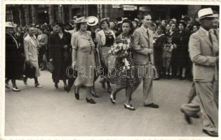 62 db régi magyar és külföldi városképes lap, közte sok fotó és 2 képeslapfüzet, valamint néhány szí...