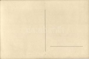 Sportoló érmekkel / Athlete with medals. photo