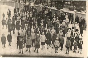 1933 Sátoraljaújhely, korcsolyapálya télen, jégkorcsolyázó gyerekek, téli sport. photo