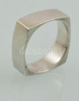 Ezüst(Ag) négyszögletes gyűrű, jelzett, méret: 55, nettó: 6,3 g