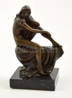 Ülő női akt. Jelzett bronz szobor (JB Deposé, Paris) 13,5 cm