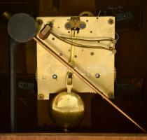 Ast deco asztali óra. Felesütős, ingajáratos. eredeti két kulccsal. Javításra szorul. 28x28 cm