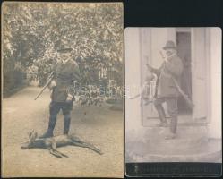 cca 1910 2 db vadász fotó, prédákkal, egyik Joanovits & Copm. Versec műterméből, 14,5x9 és 17x11,5 cm