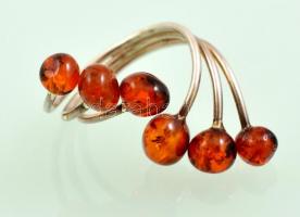 Ezüst(Ag) gyűrű, borostyán gömbökkel, jelzett, méret: 54, bruttó: 4,1 g