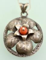 Ezüst(Ag) lánc, korallal díszített medállal, jelzett, h: 38 cm, bruttó: 5,9 g