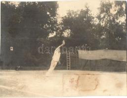 Teniszező férfi egy teniszpályán / Tennis playing man at the tennis court. photo (10,5 cm x 8 cm) (vágott / cut)