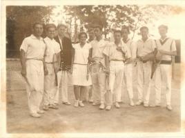 Teniszezők csoportképe a teniszpályán / Tennis players group picture at the tennis court. photo (12 cm x 8,5 cm) (vágott / cut)