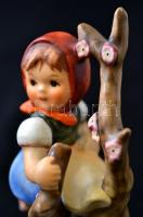 Hummel kislány az almafán, kézzel festett kerámia, jelzett, hibátlan, m: 10,5 cm