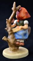 Hummel kislány az almafán, kézzel festett kerámia, jelzett, hibátlan, m: 10,5 cm