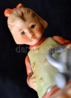 Goebel/Hummel kislány locsolókannával, kézzel festett kerámia, jelzett, hibátlan, m: 10,5 cm