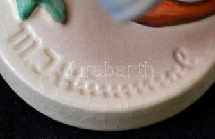 Goebel/Hummel kislány locsolókannával, kézzel festett kerámia, jelzett, hibátlan, m: 10,5 cm