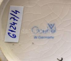 Goebel/Hummel kislány locsolókannával, kézzel festett kerámia, jelzett, hibátlan, m: 10,5 cm