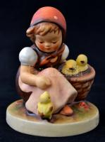 Goebel/Hummel kislány csirkékkel, kézzel festett kerámia, jelzett, hibátlan, m: 9 cm