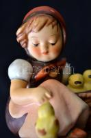 Goebel/Hummel kislány csirkékkel, kézzel festett kerámia, jelzett, hibátlan, m: 9 cm