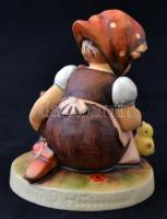 Goebel/Hummel kislány csirkékkel, kézzel festett kerámia, jelzett, hibátlan, m: 9 cm