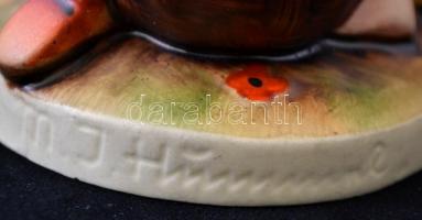 Goebel/Hummel kislány csirkékkel, kézzel festett kerámia, jelzett, hibátlan, m: 9 cm