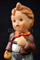 Goebel/Hummel kisfiú almával, kézzel festett kerámia, jelzett, hibátlan, m: 10,5 cm