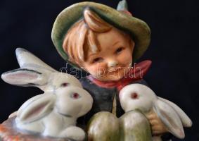 Goebel/Hummel kisfiú nyuszikkal, kézzel festett kerámia, jelzett, hibátlan, m: 8,5 cm