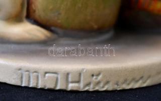 Goebel/Hummel kisfiú nyuszikkal, kézzel festett kerámia, jelzett, hibátlan, m: 8,5 cm