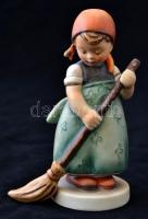 Hummel sepregető kislány, kézzel festett kerámia, jelzett, hibátlan, m:11,5 cm