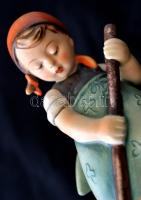 Hummel sepregető kislány, kézzel festett kerámia, jelzett, hibátlan, m:11,5 cm