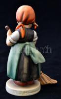 Hummel sepregető kislány, kézzel festett kerámia, jelzett, hibátlan, m:11,5 cm