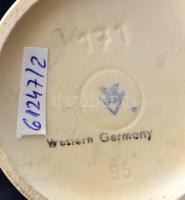 Hummel sepregető kislány, kézzel festett kerámia, jelzett, hibátlan, m:11,5 cm