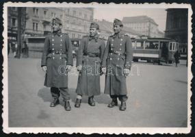 1940 Bp., Katonák a Baross téren, fotó, hátulján feliratozva, 6×9 cm