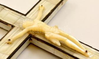 Gyöngyház berakásos feszület, fa, 15×29,5 cm