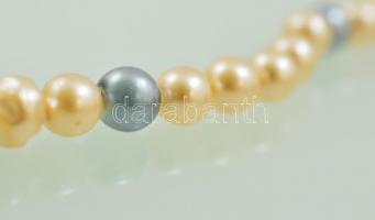 Gyöngysor fehér és szürke gyöngyökből, h: 38 cm