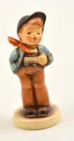 Goebel/Hummel sapkás kisfiú, kézzel festett kerámia, jelzett, hibátlan, m: 9,5 cm