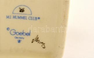 Goebel/ Hummel kislány virágcsokorral, kézzel festett kerámia, jelzett, hibátlan, m: 10 cm