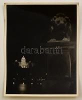 cca 1938 Czvek Gyula (?-?): Budapest éjszaka, pecséttel jelzett vintage fotó, 30x24 cm