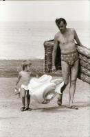 cca 1973 Balatoni felvételek, 320 db vintage negatív, a tároló tasakok feliratozva, 24x36 mm