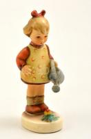 Goebel/Hummel kislány locsolókannával, kézzel festett kerámia, jelzett, apró festék kopással, m: 10,5 cm