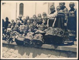 cca 1925 Mezőkövesd, gyermekek matyó viseletben, pecséttel jelzett, vintage fotó Veres budapesti fényképésztől, 18x24 cm