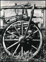 cca 1970 Kalocsai Rudolf: Kocsikerék, jelzetlen fotóművészeti alkotás a szerző hagyatékából, 24x18 c...