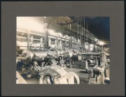 cca 1925 Budapest, Röck István Gépgyára, 13 db vintage fotó és egy boríték a gyárból, 13x18 cm és 8x...