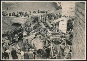 1931 Biatorbágyi vasúti merénylet, 3 db vintage fotó + a Képes Pesti Hírlap erről tudósító száma, 8x...