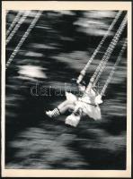 cca 1975 Baricz Katalin: Körhintán, vintage fotóművészeti alkotás, albumlapra felragasztva, felirato...