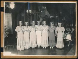 cca 1935 Báli ruhák divatja, 3 db vintage fotó, az egyiken felsorolva, kik szerepelnek a képen, 17x23 cm és 11x17 cm között