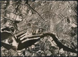 cca 1940 Vintage légifotó ismeretlen város felett, 14x19,5 cm