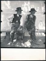 cca 1960 Ács Irén (1924-2015) budapesti fotóriporter hagyatékából 2 db vintage fotó, az egyik pecsét...