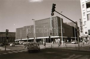 cca 1970-es és 1980-as évekből Kecskemét város fejlődése, építészeti öröksége, 95 db szabadon felhasználható, vintage negatív, feliratozott tároló tasakokban, 24x36 mm