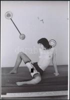 cca 1981 A fényképezőgép mágikus ereje, szolidan erotikus felvételek, 7 db vintage negatív + 11 db v...