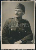 cca 1940 Magyar Királyi Honvédség főhadnagya, szalagsávokkal, műtermi fotó, 12x8 cm