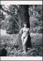 cca 1984 Kócos históriák, szolidan erotikus felvételek, 7 db vintage negatív + 9 db vintage fotó és/...