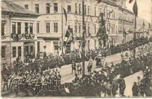 1906 Kassa, Kosice; Operaház zenekara, temetési kométát vivő tanácsosok, páncélba öltözött lovag és apródok II. Rákóczi Ferenc és bujdosó társai hamvainak hazahozatala és újratemetése alkalmából. Kiadja Nyulászi Béla / music band at the funeral (reburial) ceremony of Rákóczi and his companion (Rb)